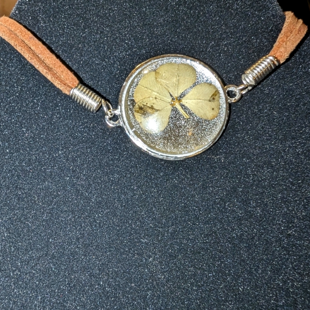 Real 4 leaf clover pendant bracelet